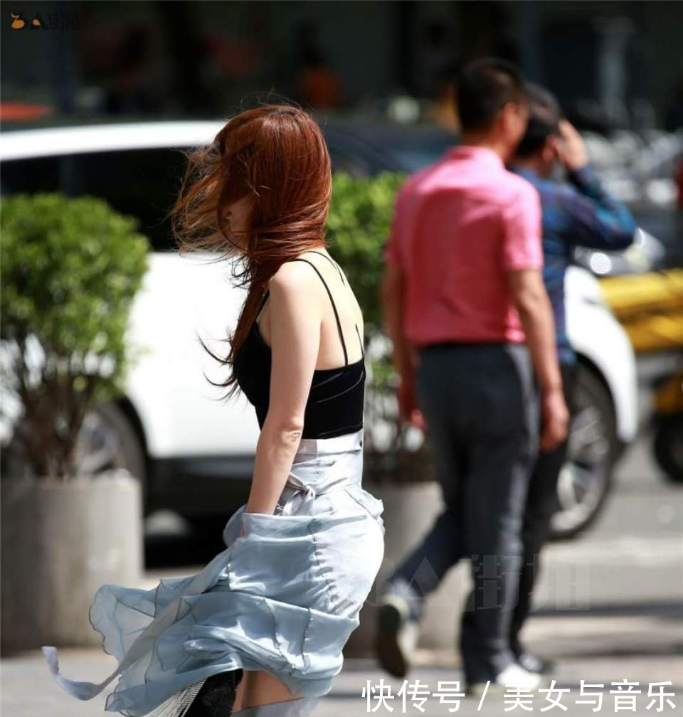 街拍吊带短裤齐上阵，拜拜肉全都不怕了