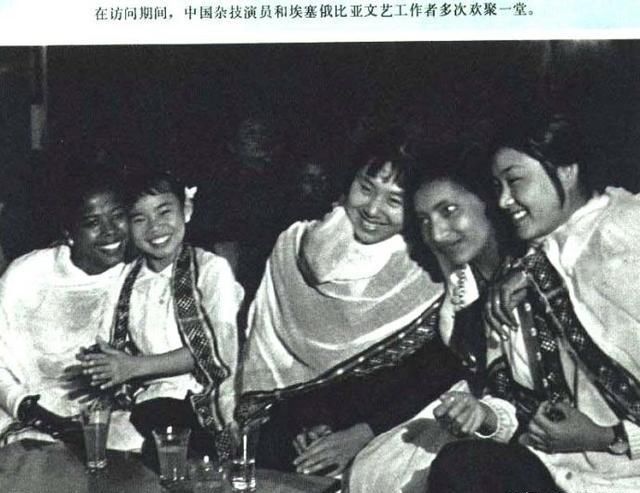 老照片：1973年《人民画报》刊载的新中国的建设者身影