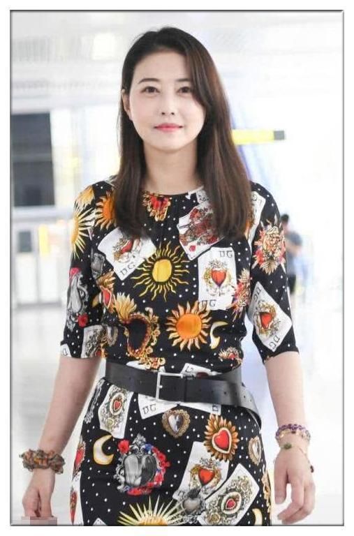 没热巴的美颜真别穿这种印花裙，像周海媚一样穿成买家秀就尴尬了