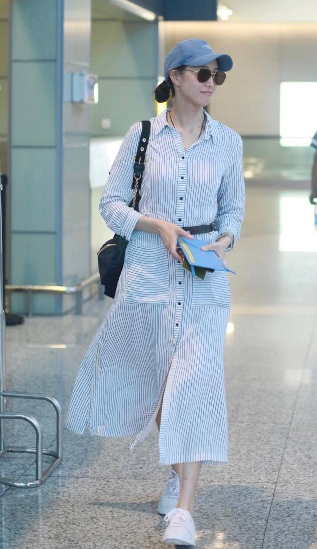 张钧甯穿短裙欲秀腿，却被身上的毛衣抢镜，网友：这叫敬业！