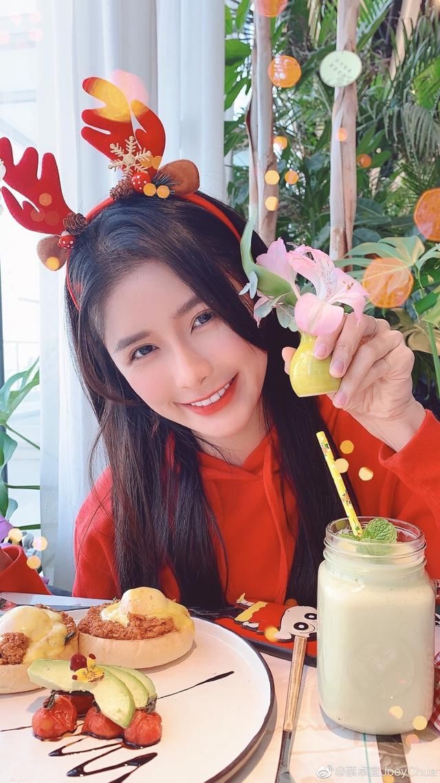  『小吊带』青你2“氧气甜心”蔡卓宜，教科书式穿搭超吸晴，简约又有气质