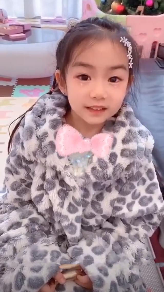  #毛绒#戚薇晒5岁女儿穿斑点毛绒睡衣扎一头小辫，长开的Lucky像大人
