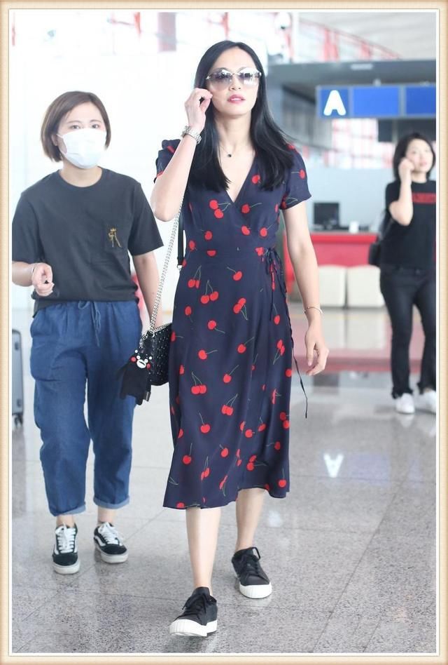 没有姚晨的气场真别穿印花裙，否则像李菲儿一样穿成睡衣就尴尬了