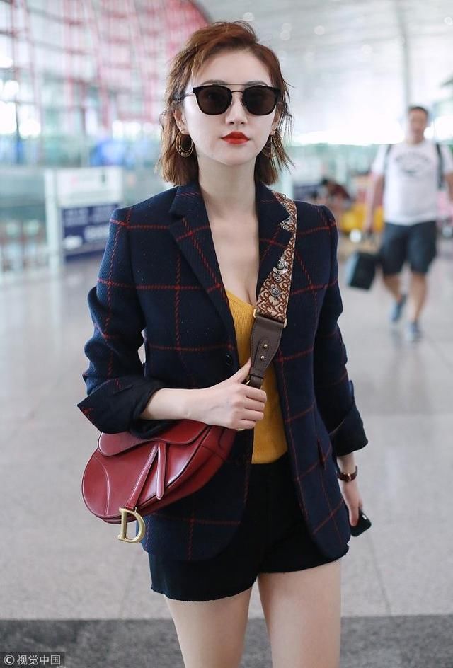 景甜首度潮装出镜,罕见尴尬搭配,网友:你这是冷还是热啊