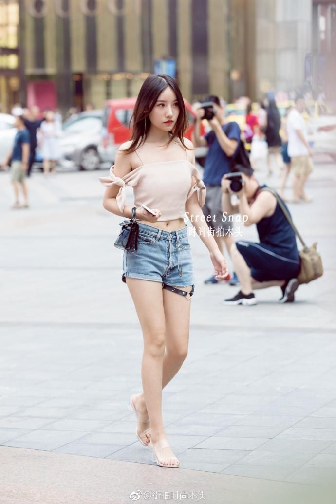 街拍:时尚搭配有风情万种，唯独对小姐姐温婉清甜的搭配情有独钟