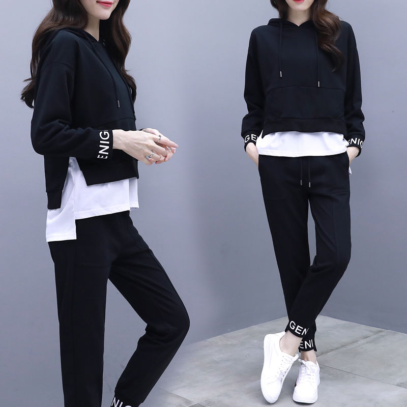 46岁老婆真会打扮!秋天穿这“卫衣+小脚裤”，洋气嫩美像30