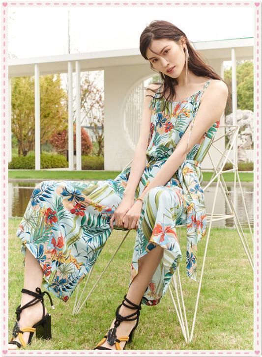 何穗咋想的?三伏天穿长袖连衣裙,网友:终于知道为啥你这么白了