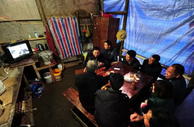 与世隔绝“悬崖工”,21名工人一餐三个菜,一天挣500