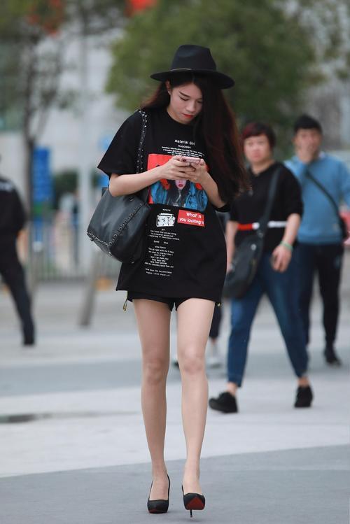 街拍联盟：性感的大长腿，超薄的肉丝贴服得紧紧的，真是美