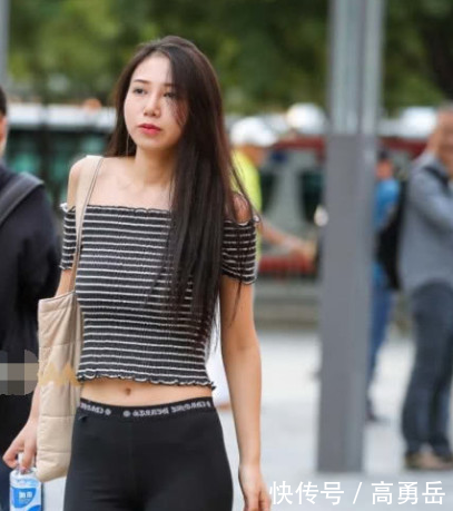 你们最爱的一字肩小姐姐，紧身裤裹出紧俏美臀，甜美一笑很入镜