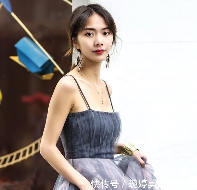『气质』街拍:小姐姐颜值很高,身穿仙女裙气质非凡!