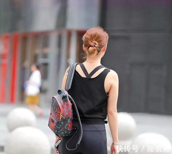  时刻：街拍美女，大长腿配高跟鞋很适合，从高跟时刻开始！