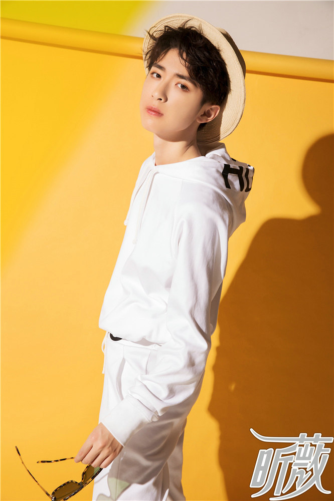 张逸杰复古运动风写真撩爆少女心