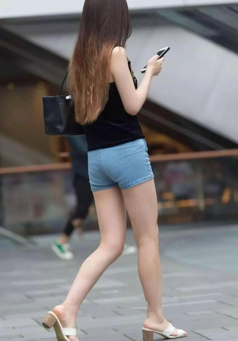 身材本来就非常玲珑有致的小姐姐，这样的搭配更把身材修饰的魅力