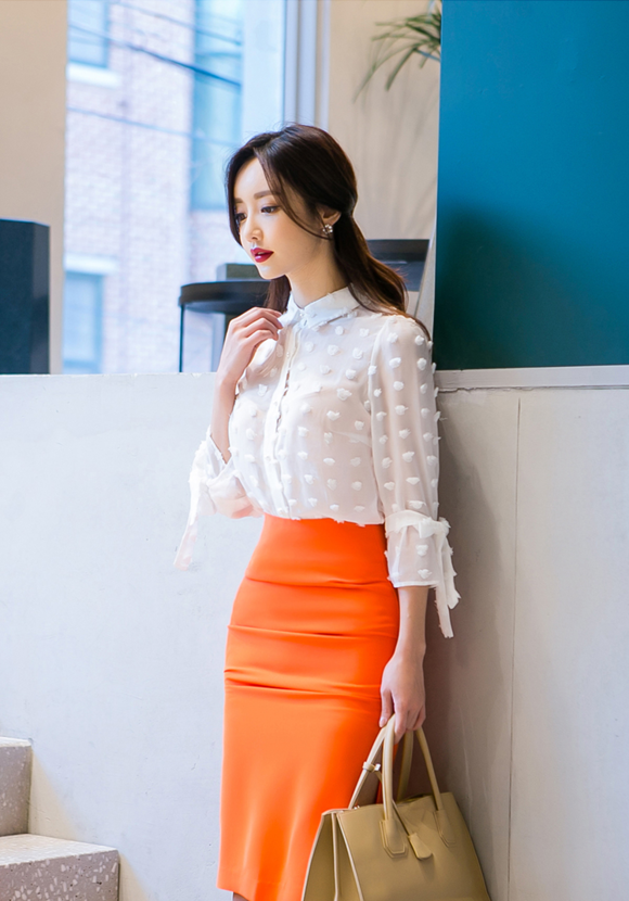 女神孙允珠，彩绘云朵玫瑰雕花透明白衬衫