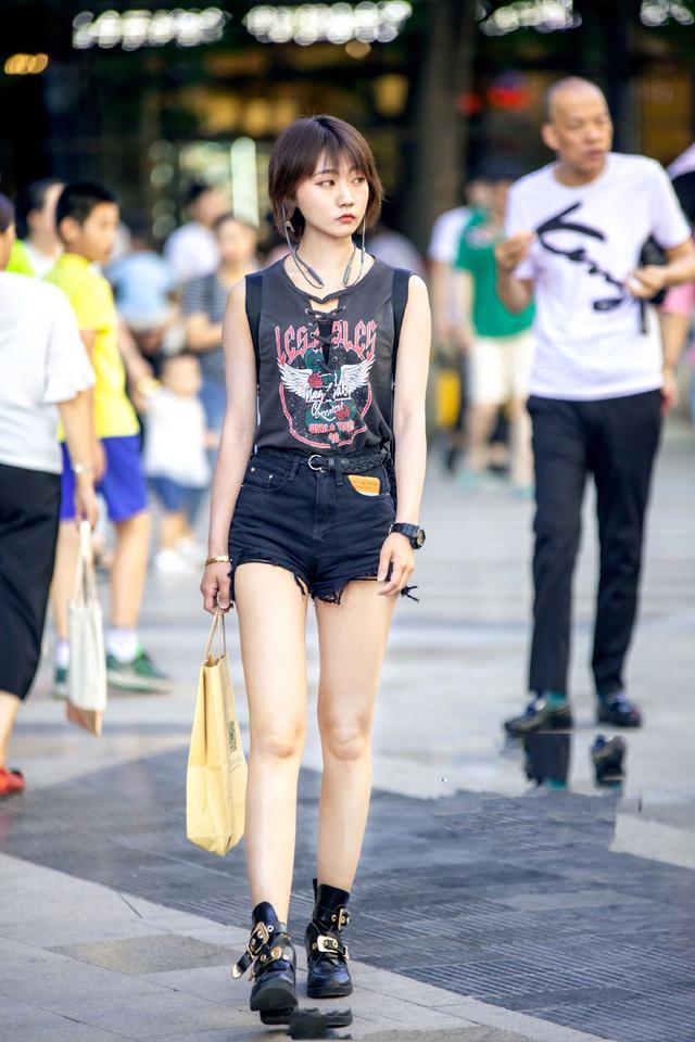 街拍：街头“辣妈”们搭配一件露脐装超性感，穿出了别样的风情