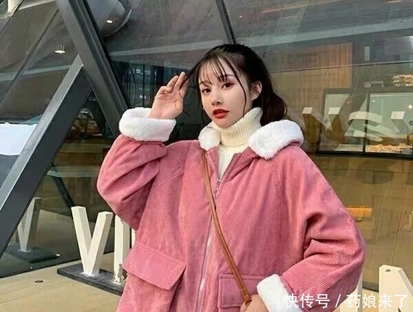 『妹子们』这年代了还不知道怎么搭配灯芯绒棉服?萌妹子进来,手把手包教会