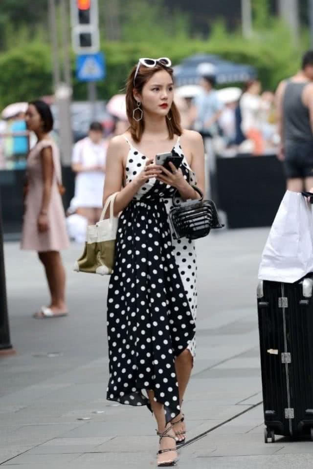  气质佳|身材好，颜值高，气质佳，连衣裙带给你想要的美丽