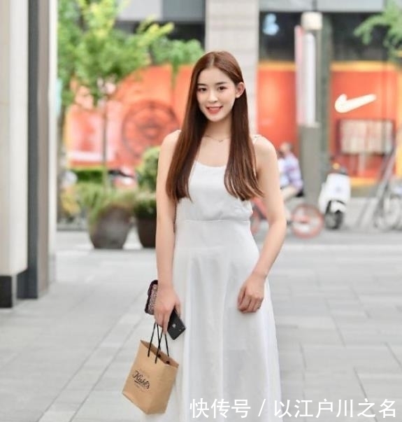 「 美女」紧身裙穿搭,时尚又亮眼!,街拍美女:身材与长相俱佳的小姐姐