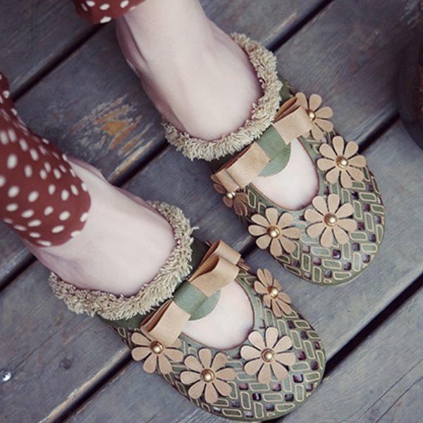 不爱穿高跟鞋的女人有福了，瞧瞧新出的“凉鞋”，简单好看还减龄