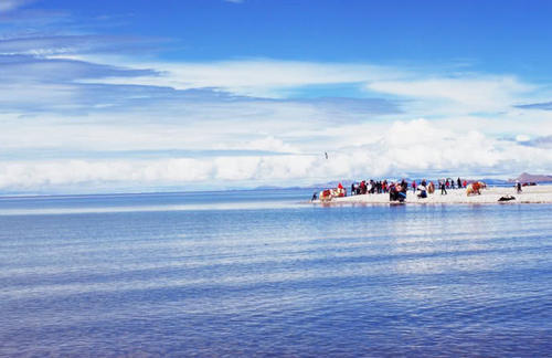 它是西藏最大的湖泊，也是世界上海拔最高的咸水湖，它就是纳木错