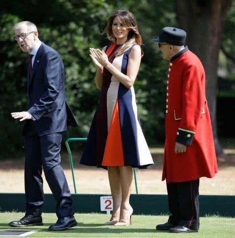 梅拉尼娅巧打时尚外交牌！出访英国连换3套裙子，分别示好3位重要