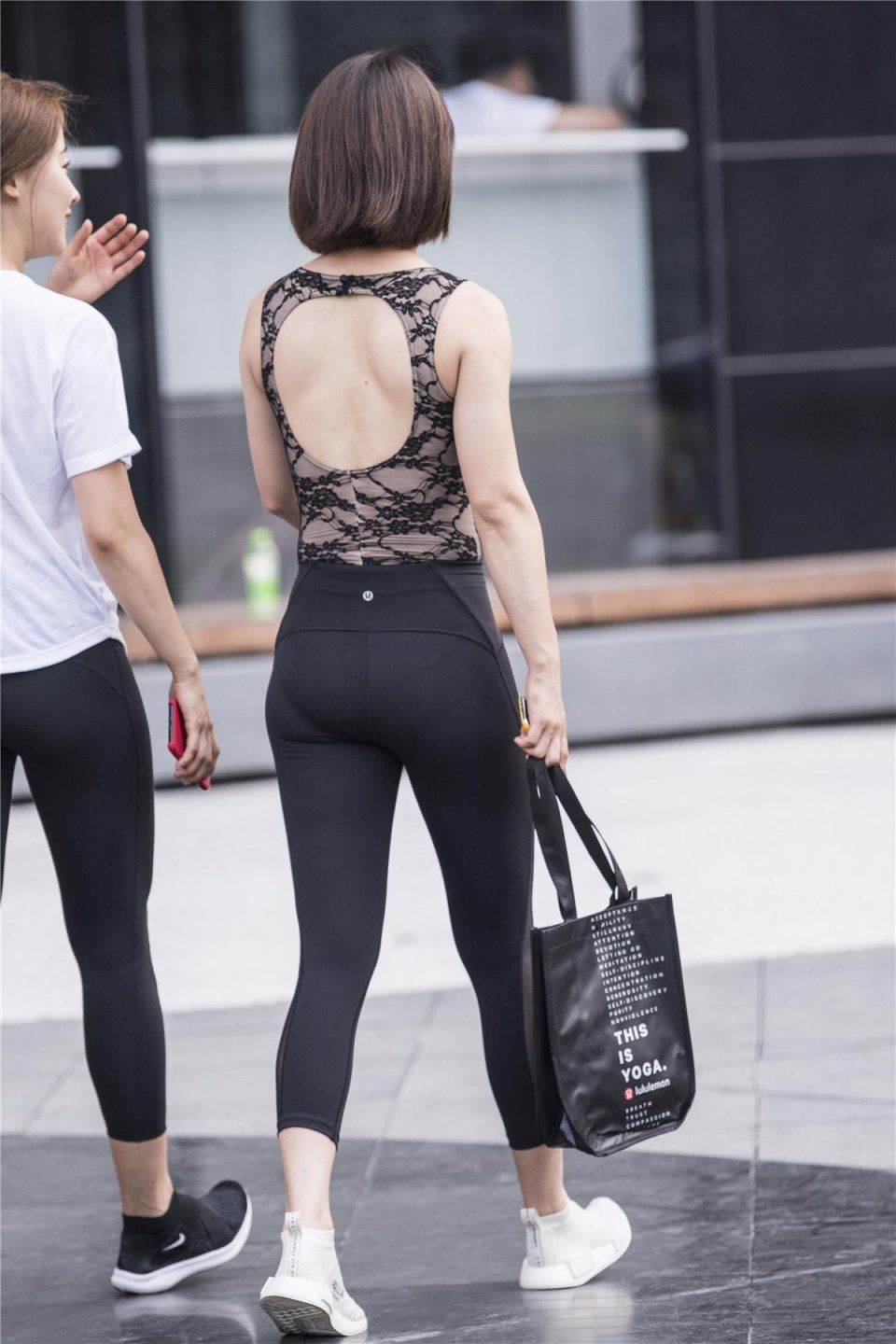 街拍:穿健美裤的姑娘，时尚优雅去健身