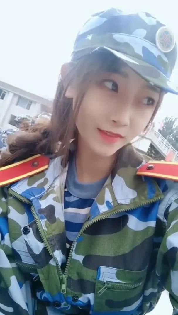 开学了，军训的小姐姐清新动人，不怕妆花了吗?