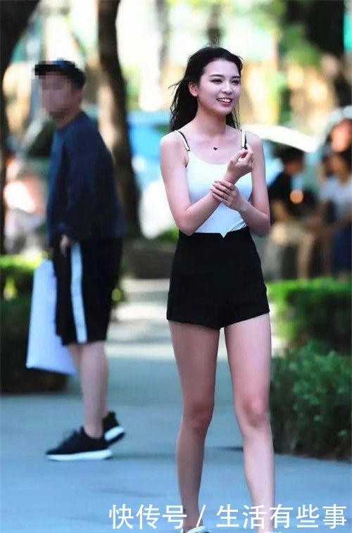  「迷人」街拍：超可爱的小姐姐，仙女般的气质，实在迷人性感
