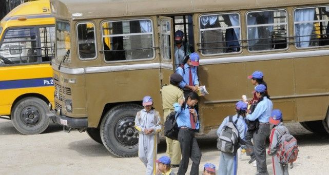 印度“牛粪”公交车，一毛钱一次！印度：领先中国20年