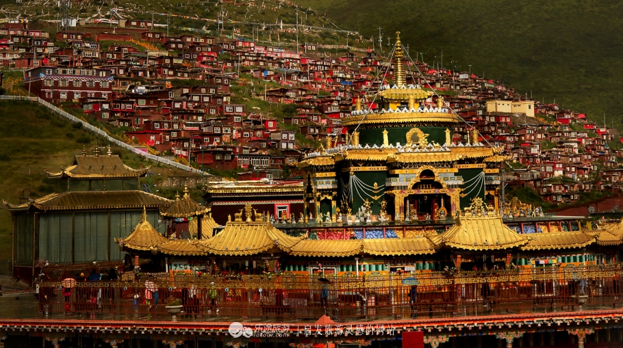 色达佛学院:小木屋磊叠出世上最大的佛学院