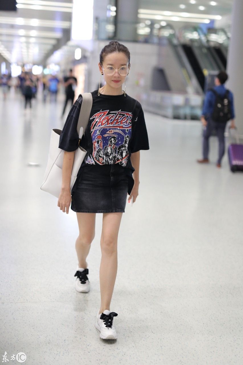 董洁丸子头性感热辣皮裤 机场秀美腿