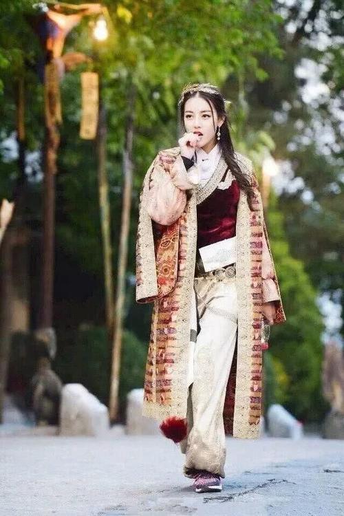 迪丽热巴穿T恤几乎是平胸，但穿上裙子大变样，都快被她迷晕了！