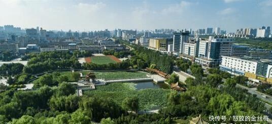  【水土流失】这个“沙漠之都”，已经改成了“沙漠绿洲”，没有