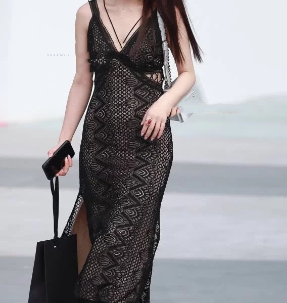 气质小姐姐黑色镂空连衣裙穿出修长大美腿，摇摆的身姿迷人眼