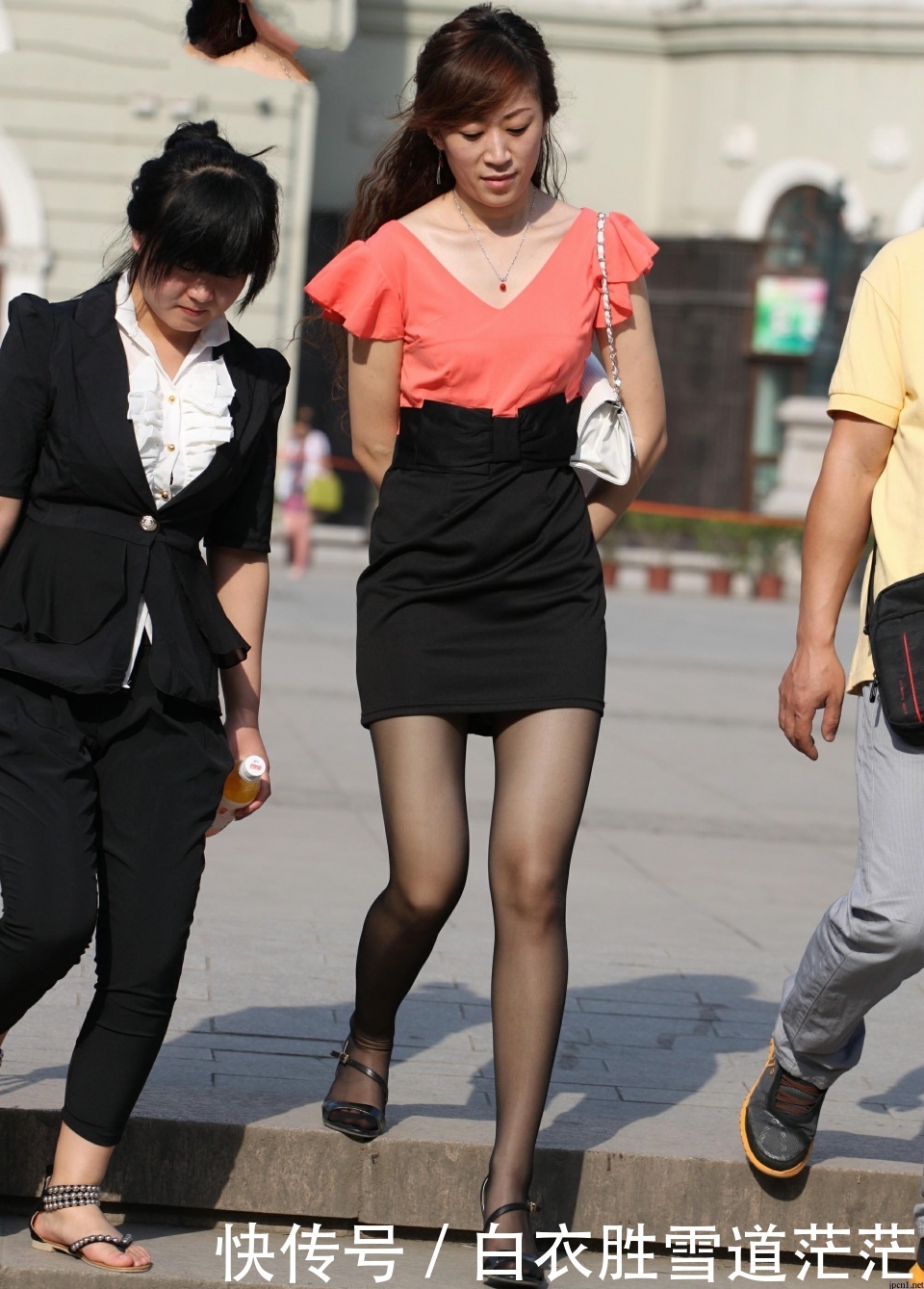 街拍：粉色上衣包臀裙配上黑丝袜，阿姨真的美翻了