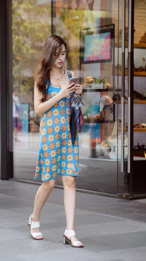 路人街拍，小个子魅力穿着帅气又时尚，鞋子才是亮点！