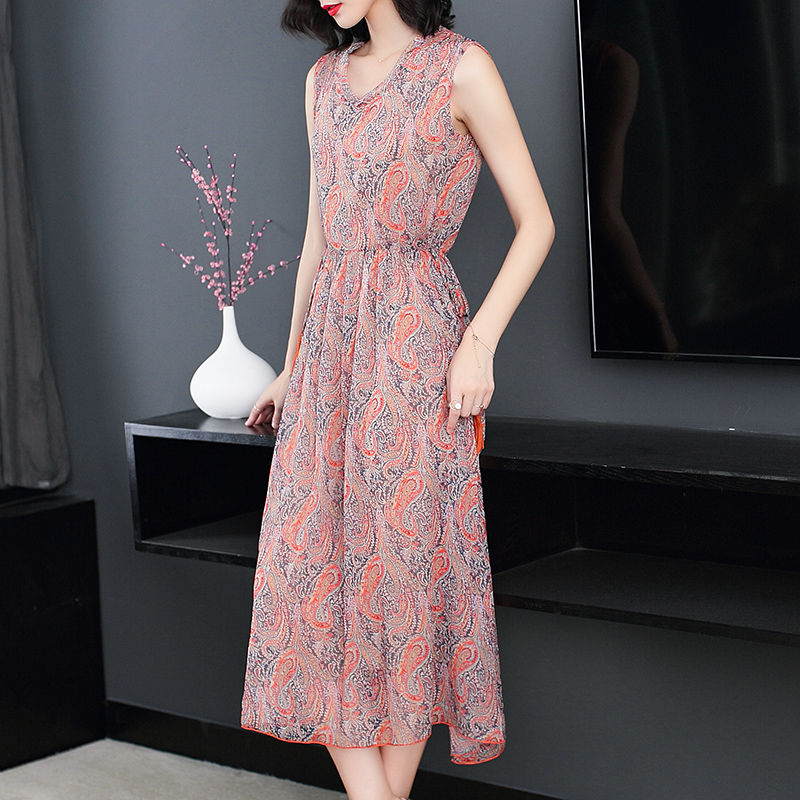 现在的女人真大胆!不用丝袜连衣裙直接外穿，不过真心迷人