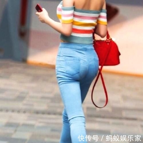 『时尚』简单休闲的紧身牛仔裤,在视觉上格外吸睛,回头率爆棚!