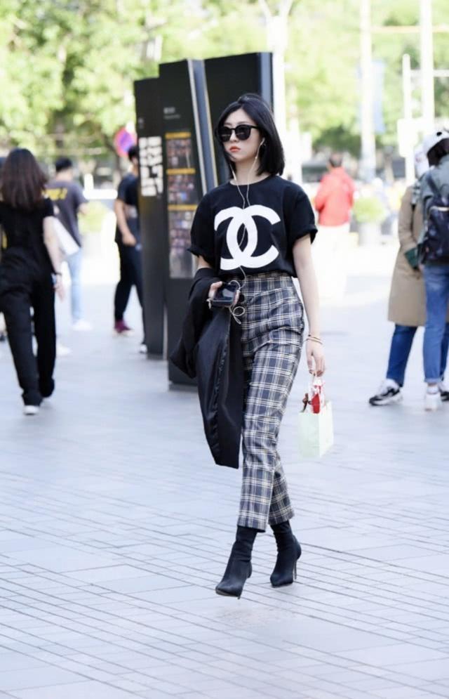  [短袖]街拍：时髦气质的美女，格子裤搭配短袖，高贵中不失甜美的气息