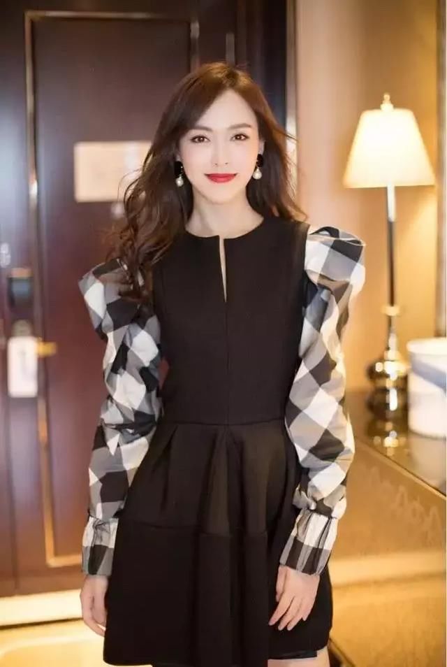 唐嫣尴尬了，这是在袖子里面塞了多少东西?原来瘦子也有烦恼!