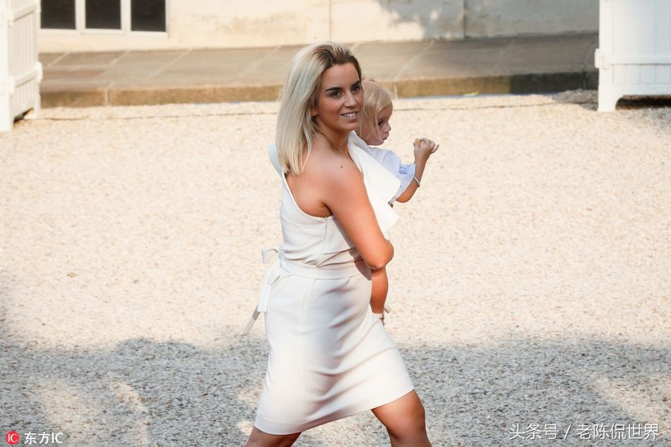 格列兹曼娇妻现身花车巡游 网友:这身材也难怪格刀喜欢胖妹