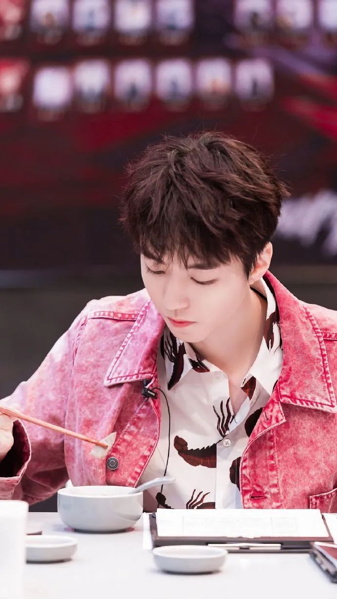  「扶住」王俊凯录节目差点踩空，一旁的邓紫棋一把扶住，引发全场沸腾