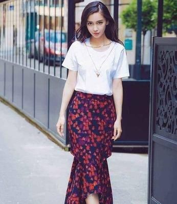  『纷纷』出门拍照，明星们纷纷穿上碎花裙了，你怎能没有呢？