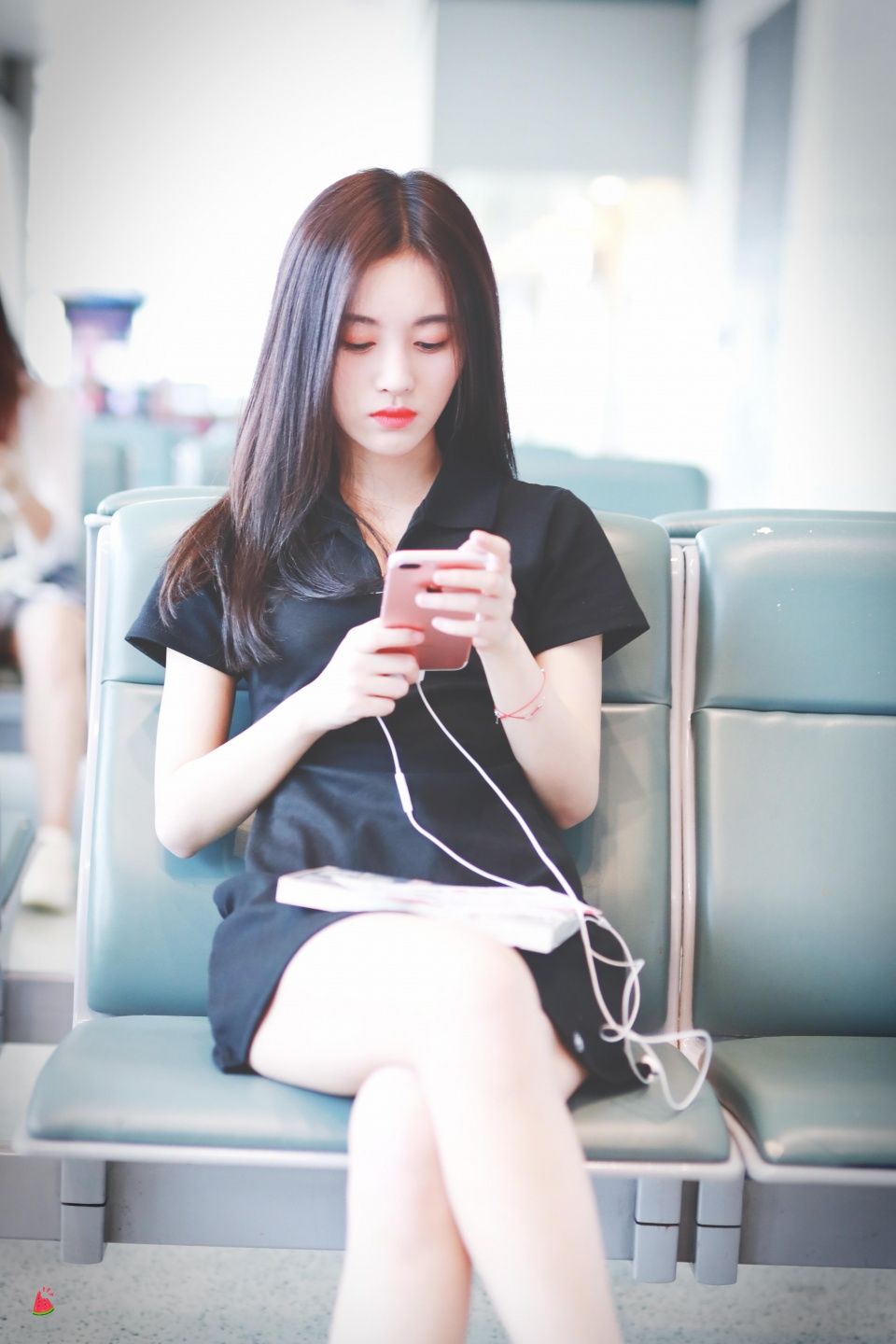 鞠婧祎一身黑色运动风现身机场，黑色的V领T恤衫，尽显青春气息