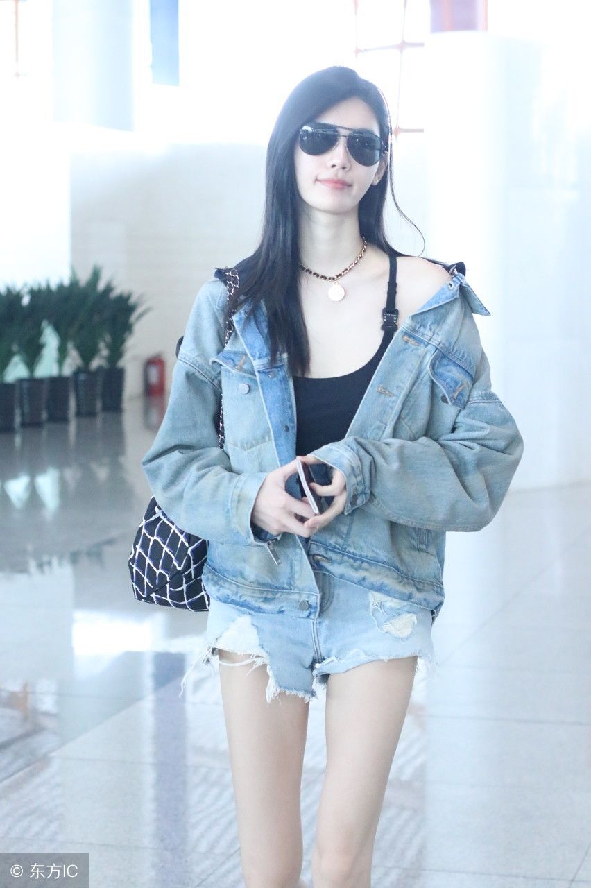 超模奚梦瑶机场秀美腿，粉丝提醒衣服滑落了
