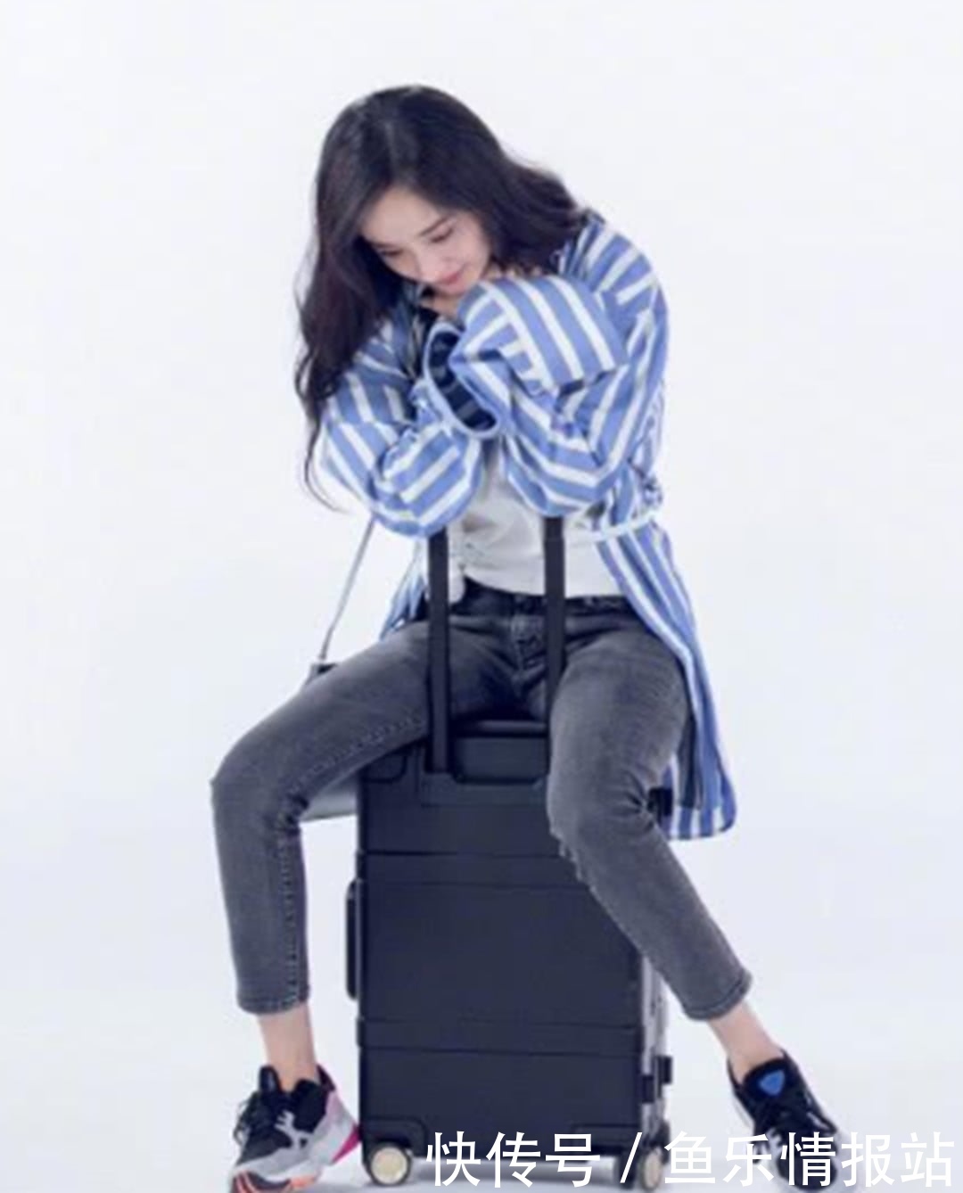 杨幂到底多有钱？竟把“玉镯”当腰带，网友：好想知道她是怎么穿