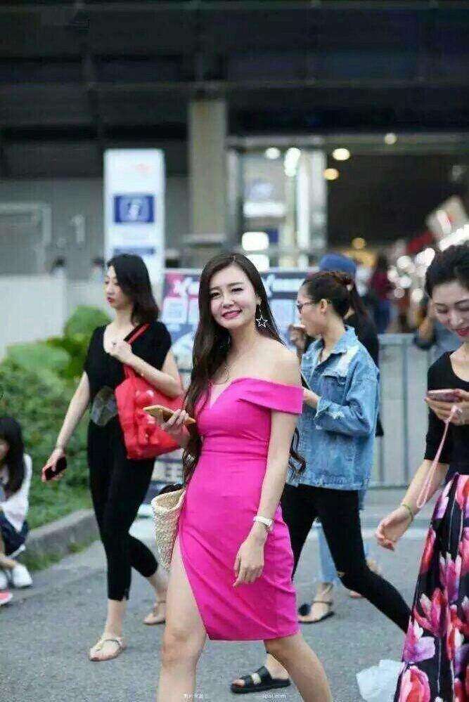 街拍: 迷人笑容的小姐姐,抹肩裙这么穿很吸睛