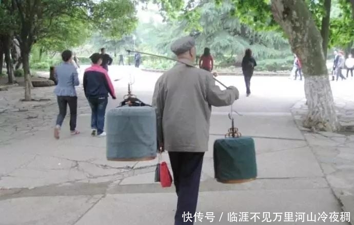 『北京』530块钱一双的片懒儿, 在北京一宿卖了20万双!您过去穿的多少钱?