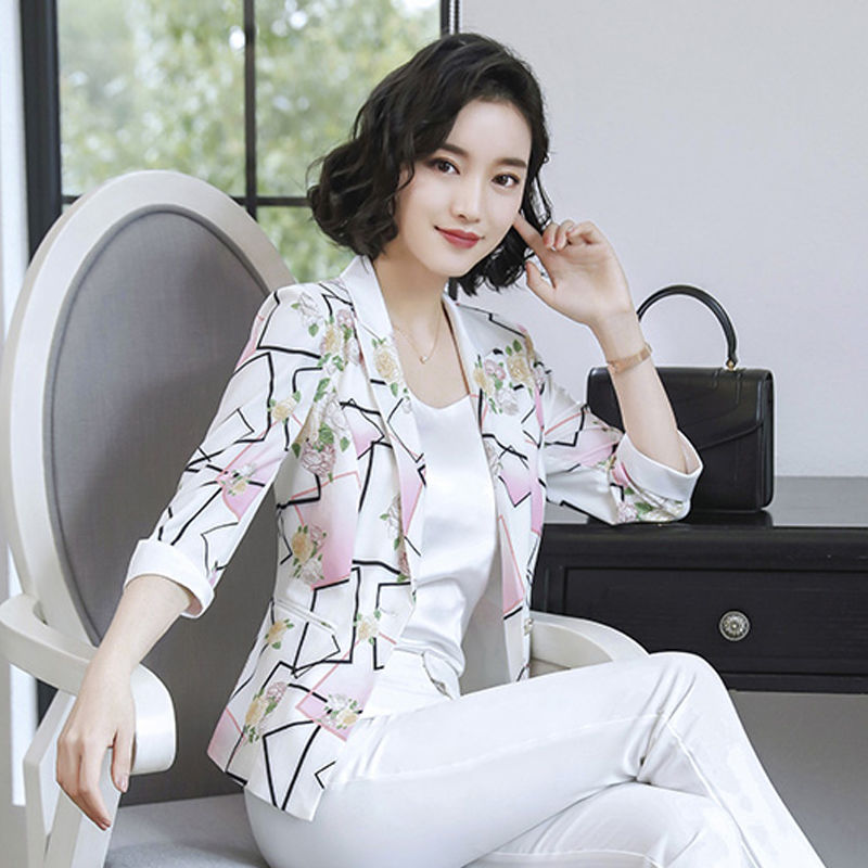 45岁高管小姨太会穿了!立秋不穿风衣，只穿这小西装，特显美嫩